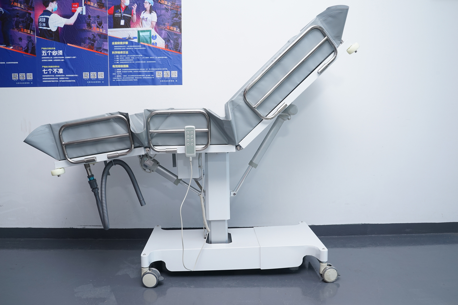 愛(ài)樂(lè)電動(dòng)三折式洗澡床、沐浴推床